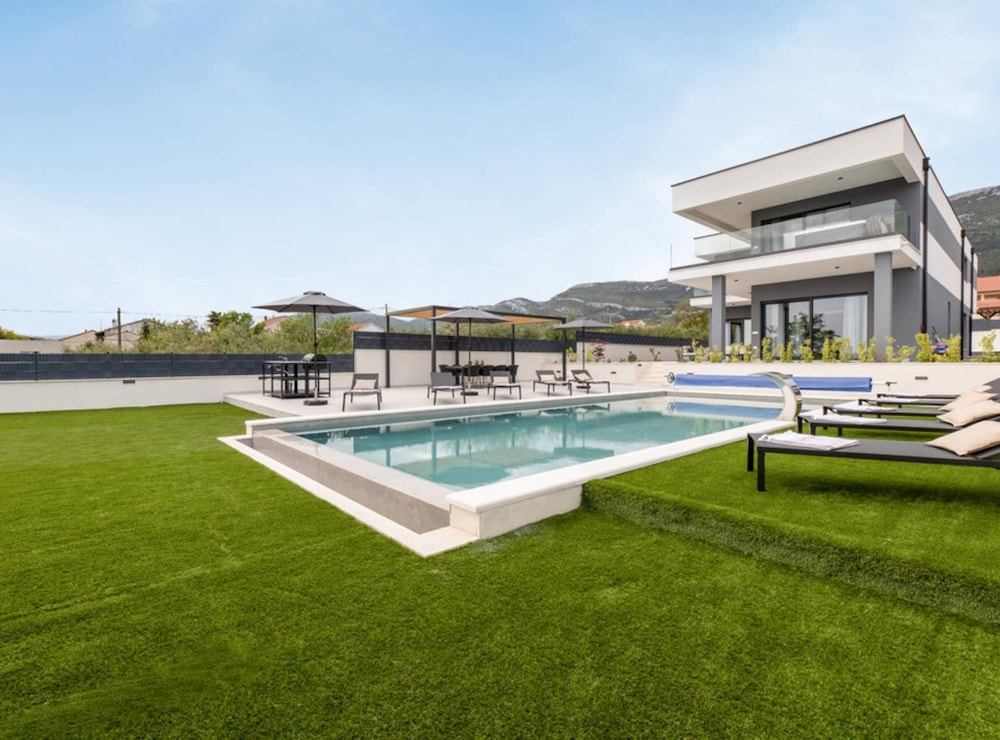 Moonlit Mirage Villa With Pool, Gym and Sauna