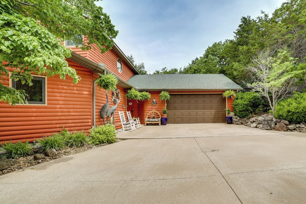 Decks & Views: Spacious Cabin Near Table Rock Lake