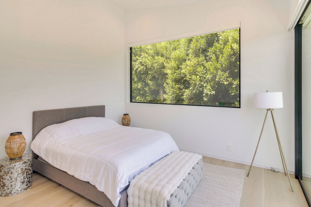 1 Mi to Point Dume: Mtn-view Escape w/ Patio!