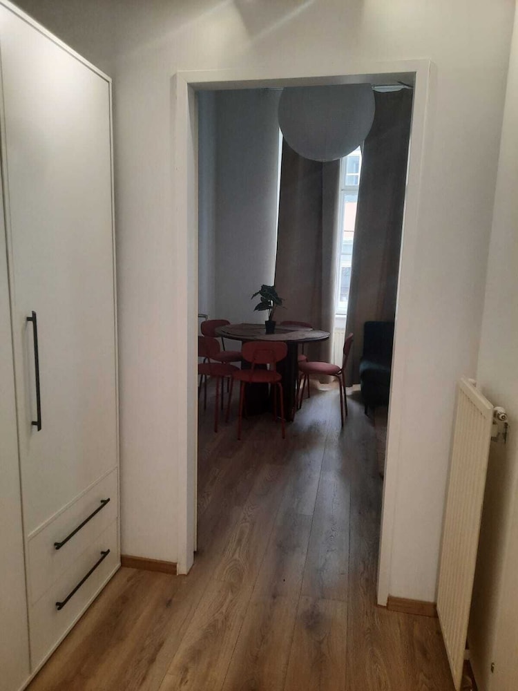Modern 1BR With Living Room Central