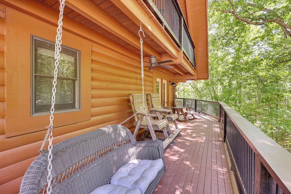 5 Mi to Hot Springs Nat'l Park: Cabin w/ Yard