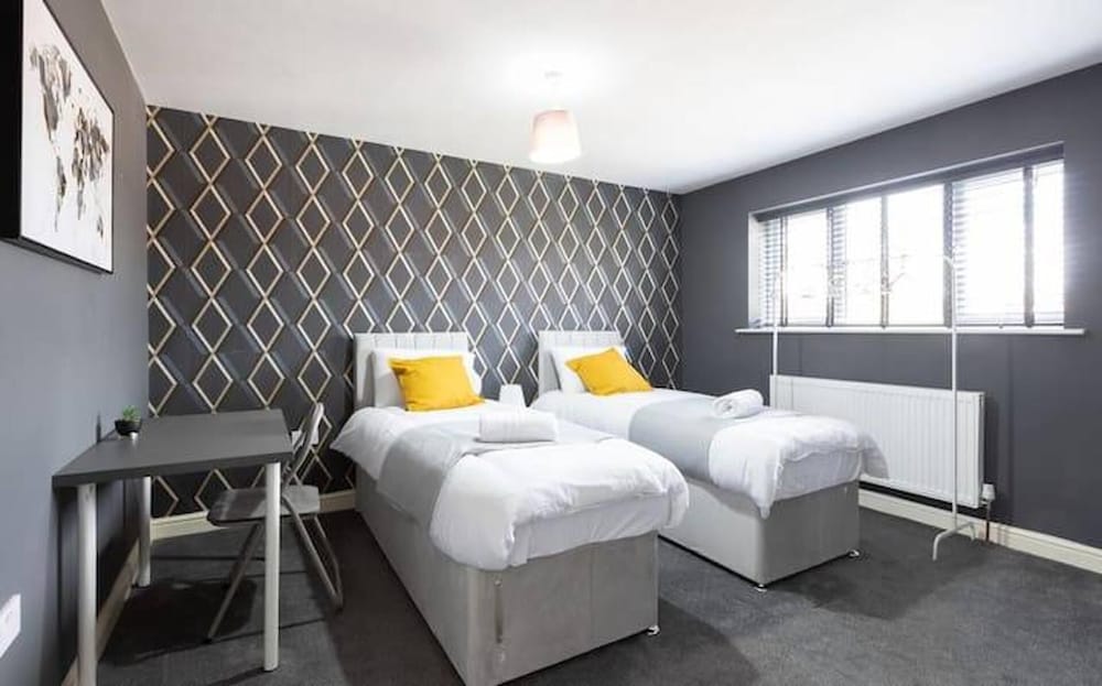 Huge Home,sleeps 12, Private Parking, Pets ok