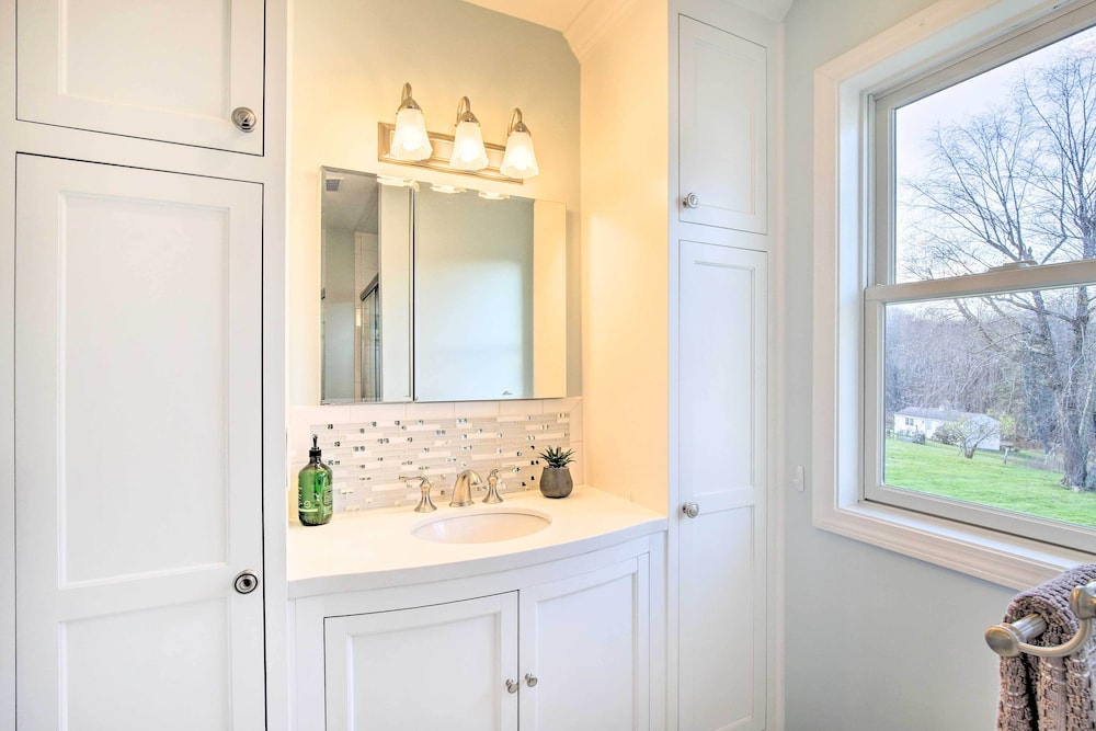Easton Vacations - Elegant Connecticut Home: Fireplaces, Pet Friendly - Property Image 3