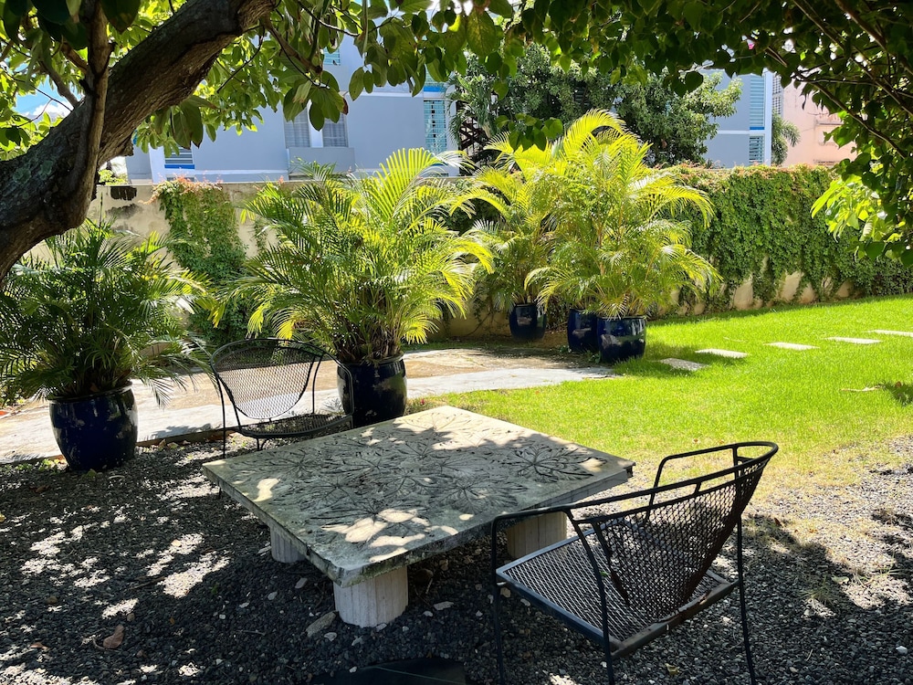 Centrally Located Sunny Apartment Walk to Beaches