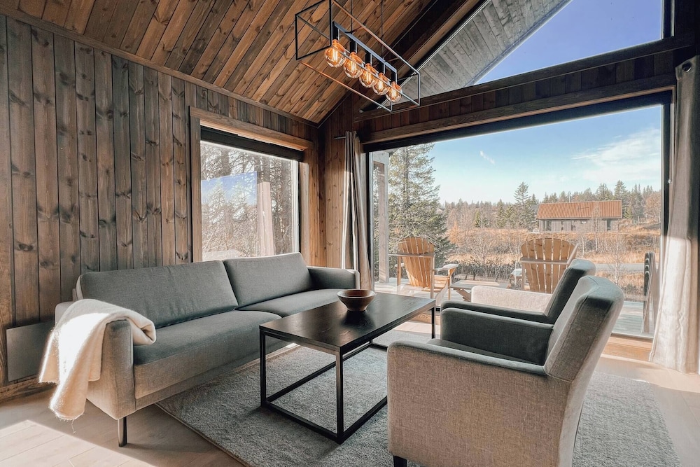 Modern Mountain Cabin - Outdoor Hot Tub - 8 Beds