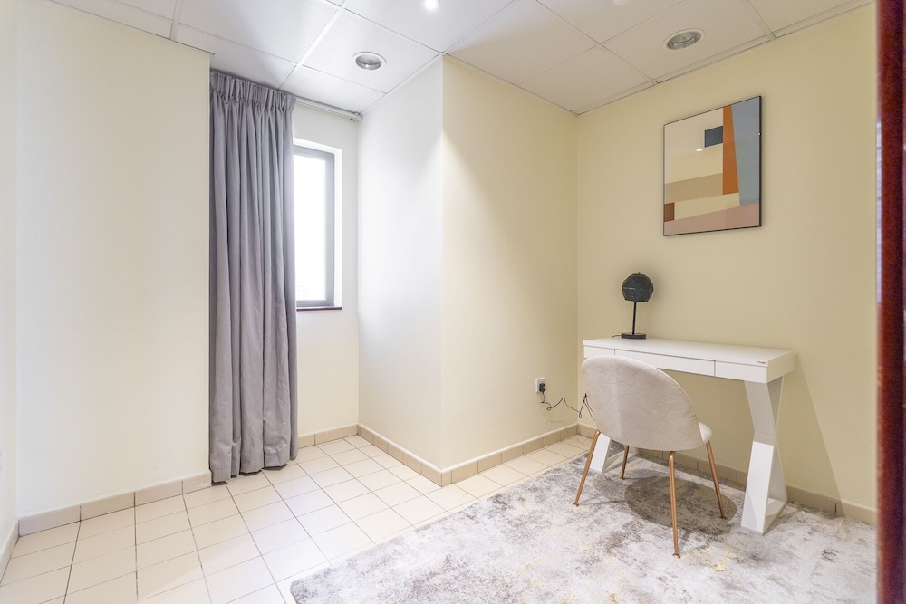 Modern Three Bed Apartment Parking Pool
