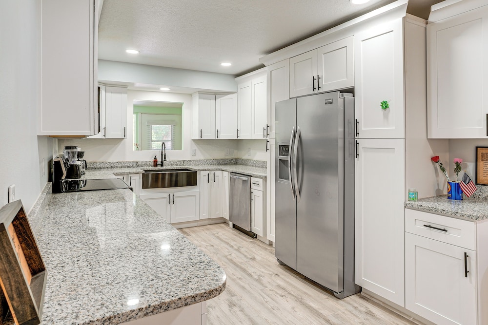 Group Getaway w/ Deck & Yard in Lakeland!