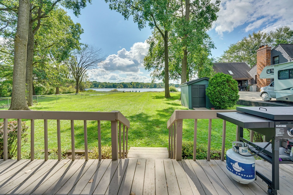Lakefront Orion Twp. Home w/ Fire Pit & Kayak!