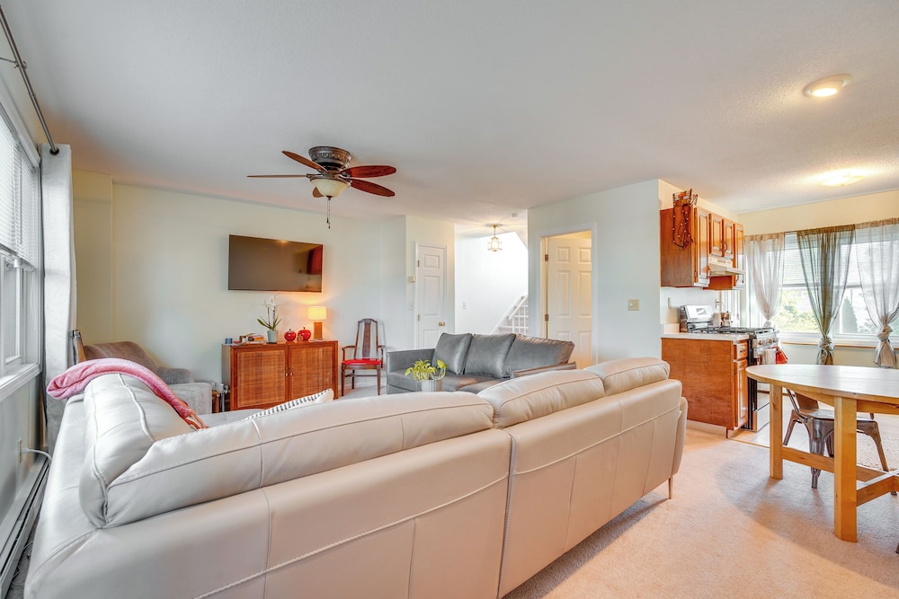2 Blocks to Beach: Walkable Woodmont Village Home