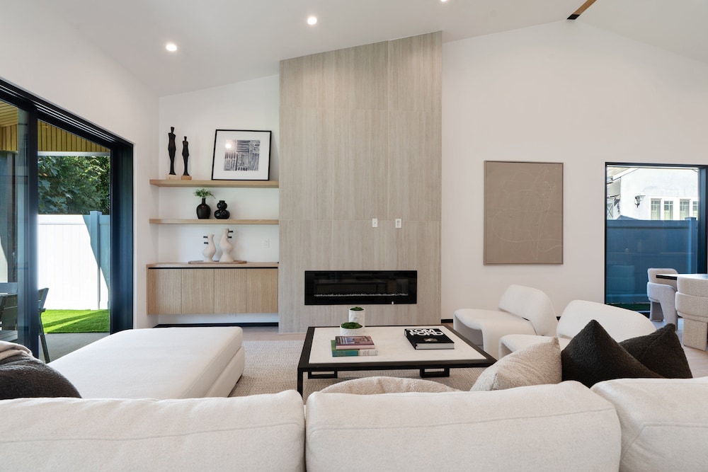 Noble Modern - Urban Sanctuary in Sherman Oaks With Poolside and Patio