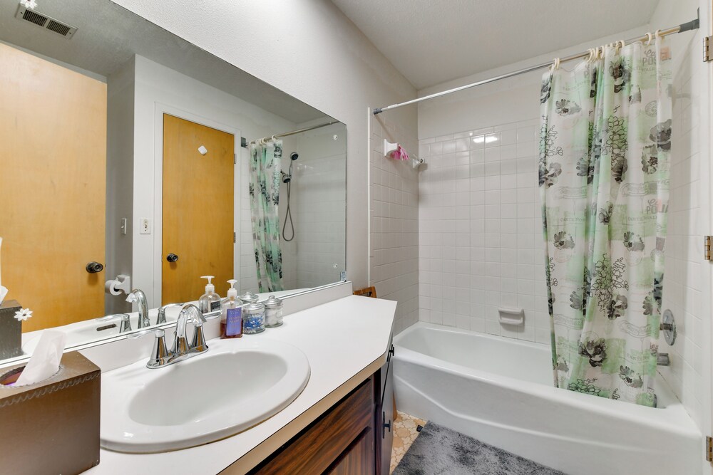 7 Mi to Siesta Beach: Home w/ Furnished Patio!