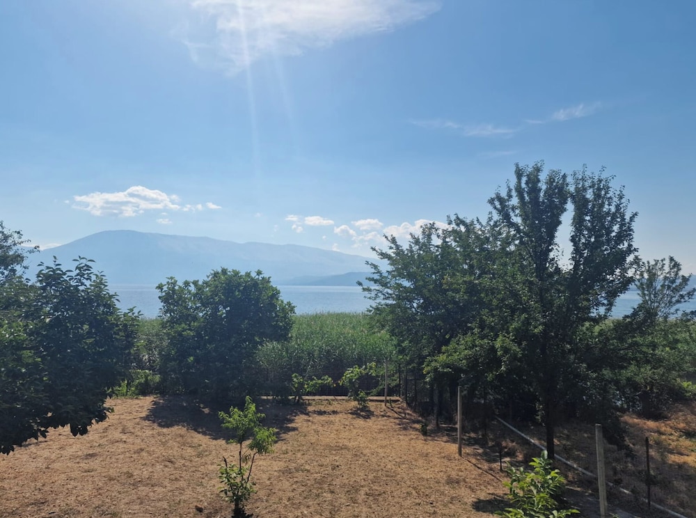 Lakeside View Apartment