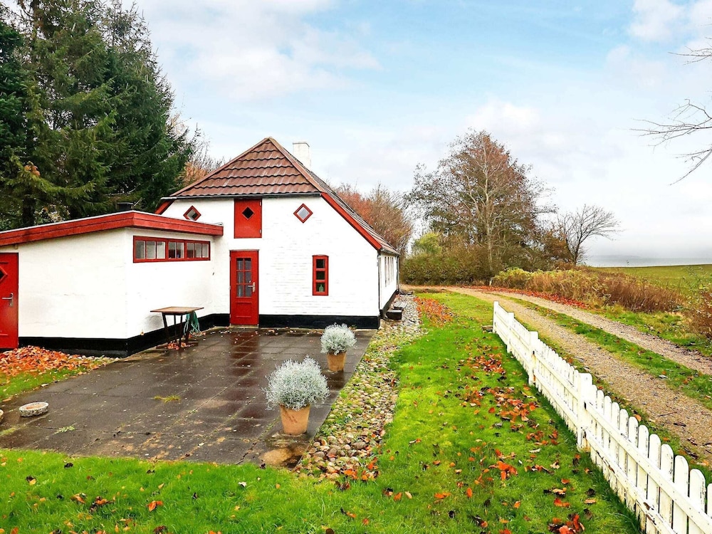 Cozy Coastal Cottage at Jegindo-by Traum