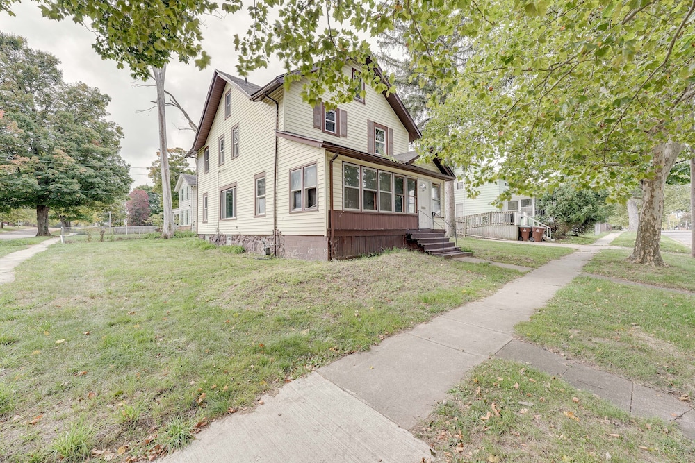 Centrally Located Albion Home With Screened Porch! view 3