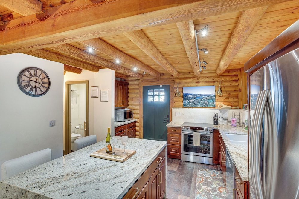 Cabin ~ 1 Mi to Lake Gregory & Hiking!