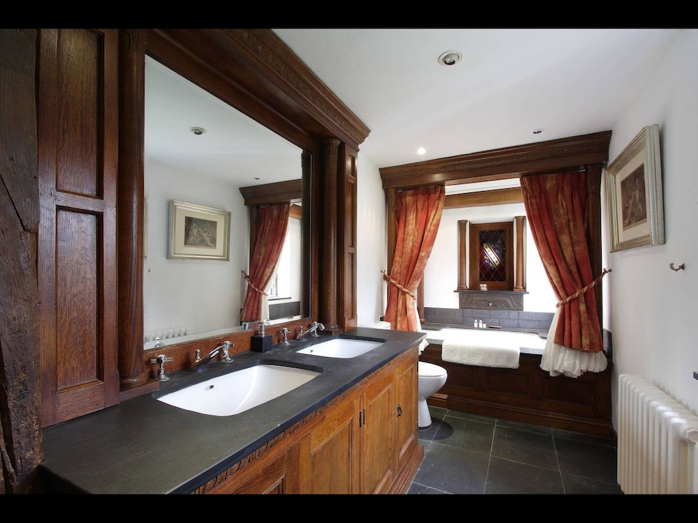 Harlington Manor