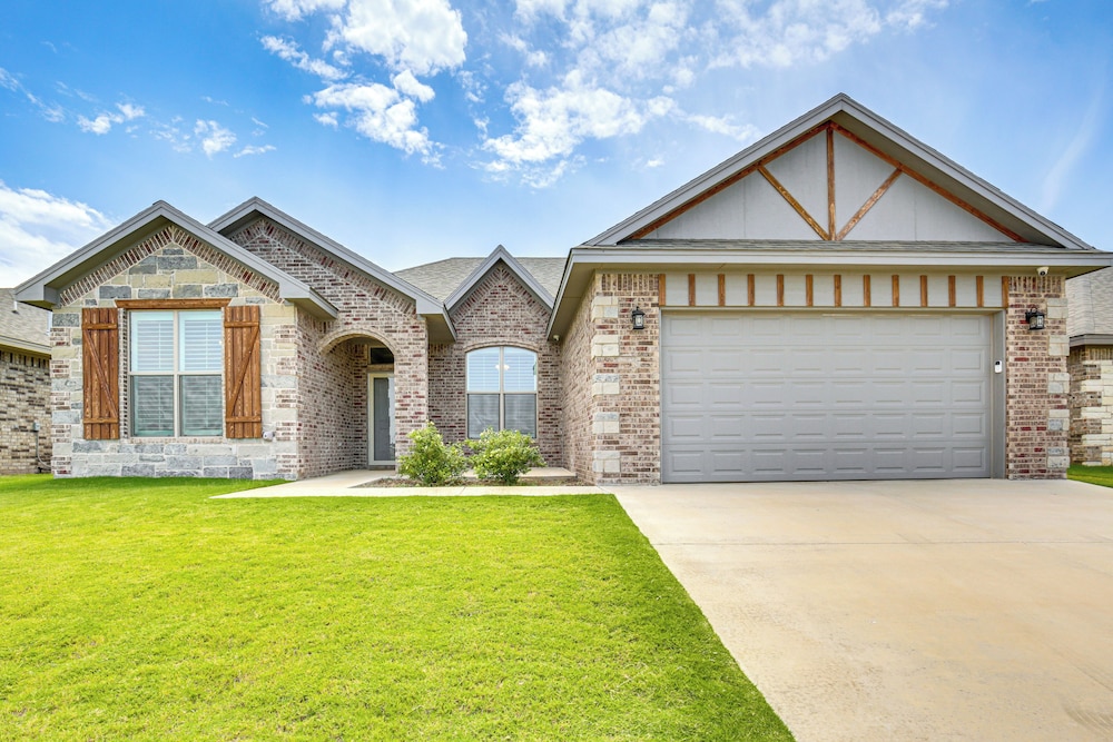 8 Mi to Texas Tech: Spacious Lubbock Home