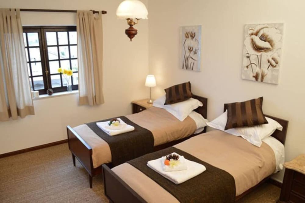Sleeps22-garden-hottub-pool-barbecue-jacuzzi view 3