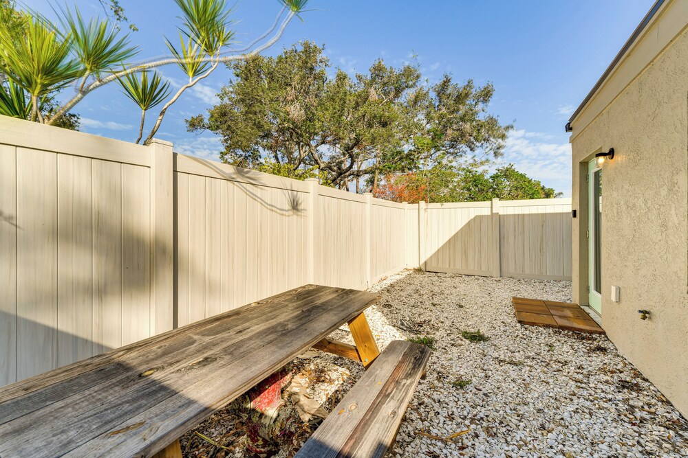 6 Mi to Dtwn: Sarasota Apt w/ Patio & Fire Pit