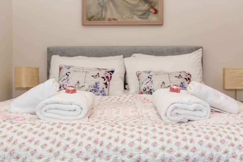 JOIVY Spacious 2 Bed Apt in Ideal City Centre Location view 3