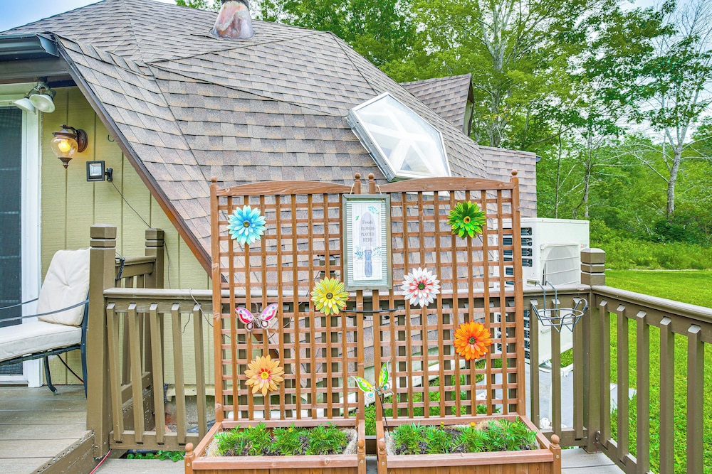 3 Mi to Kent Falls: Nature Escape w/ Deck & Garden