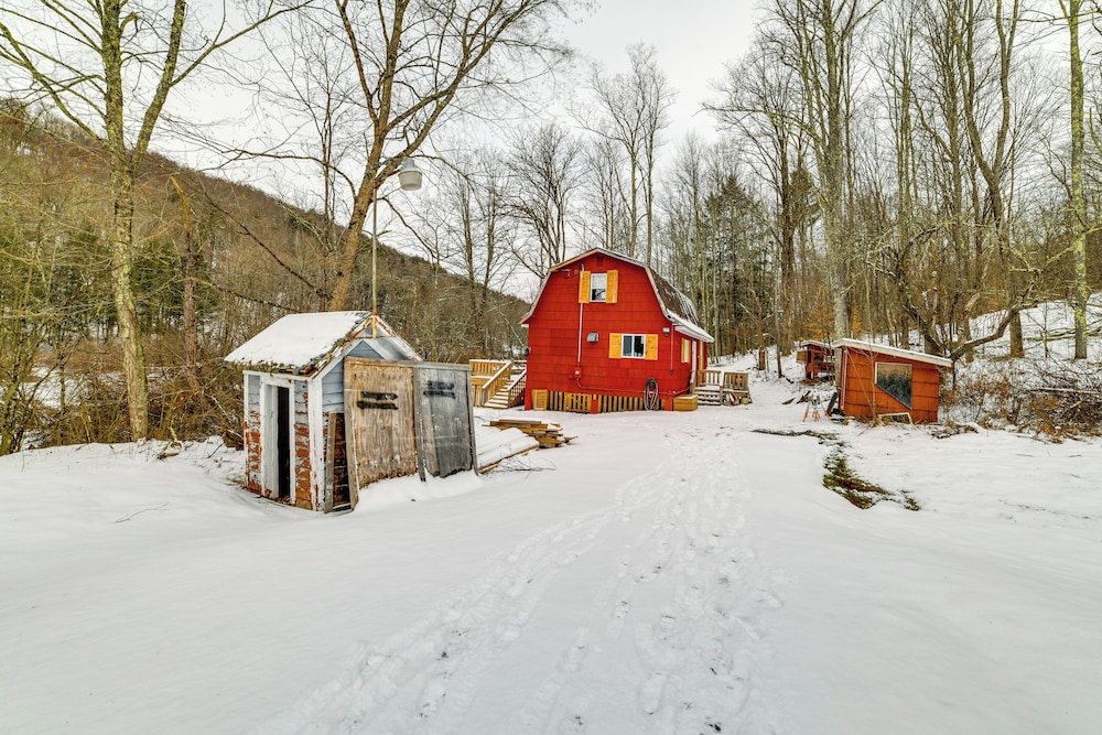 Mtn-view Deck & Grill: Creekside Catskills Cabin!