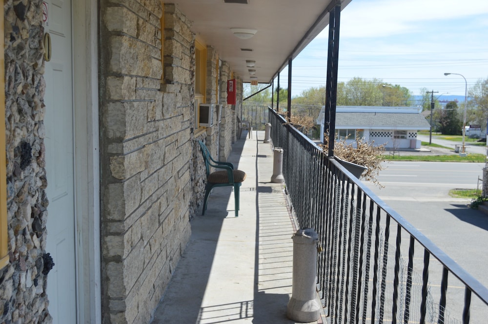 Thunder Bay Vacations - Modern Motel - Property Image 10