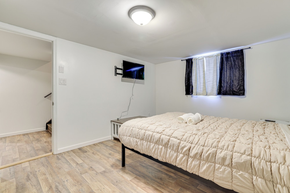 Theater, Game Room & Lake Access: Pocono Retreat