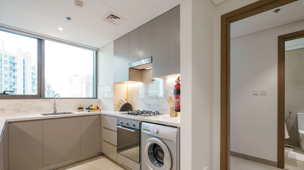 1BR Apt Near Downtown with Skyline Views