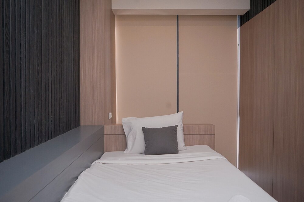 Comfy And Modern Look 2Br At Yukata Suites Apartment