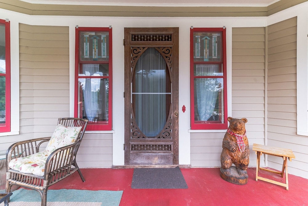 Spacious Victorian Home With Mountain Views And Lots Of Fun Extras!! 5 Bedroom Farmhouse by Redawning - Property Image 5