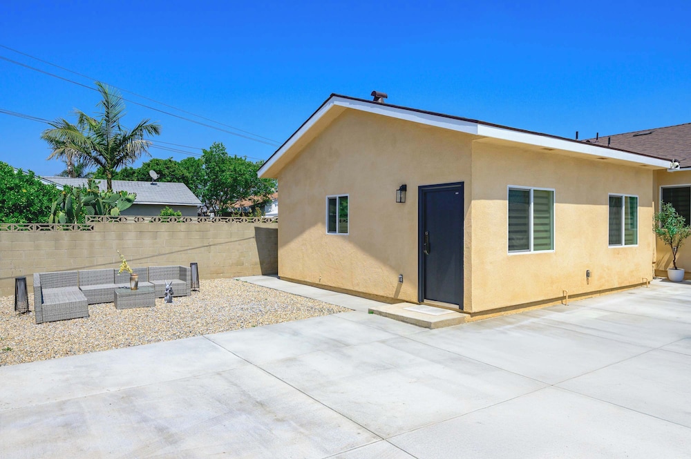 Cozy Modern Home w Full Kitchen Parking