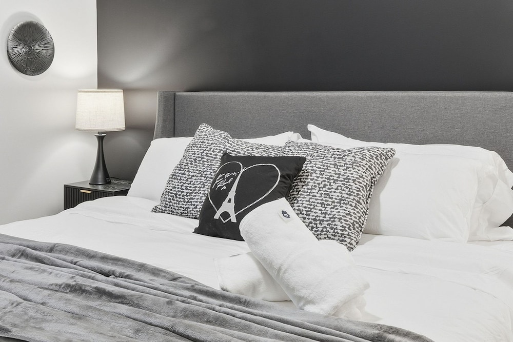 Chic 2BR Apartment in Edgewater Modern Comfort