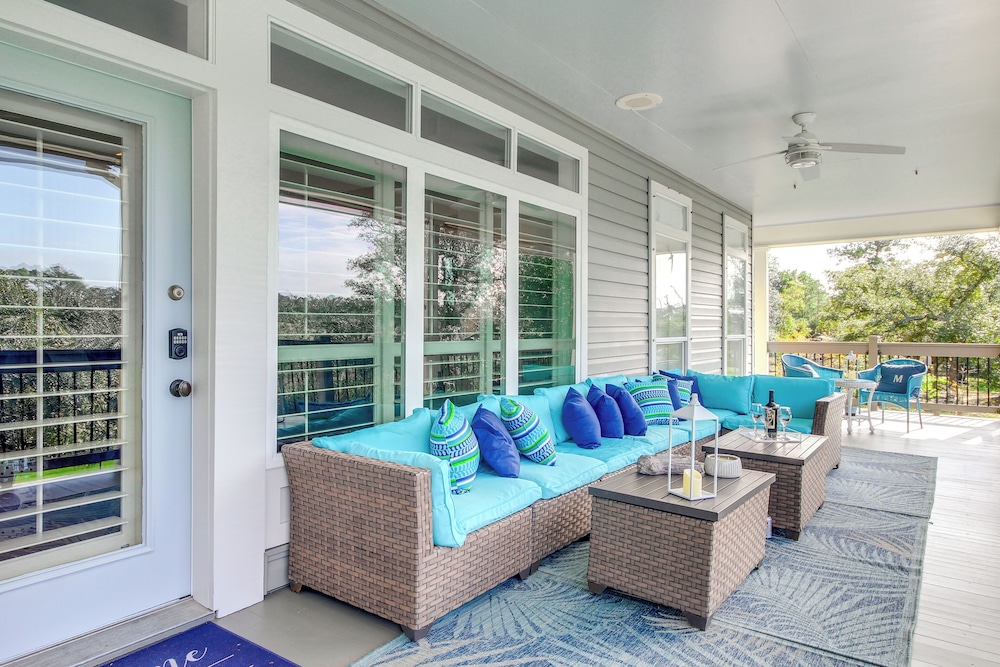 Pool, Fire Pit & Tennis Court: Gem in Bay St Louis