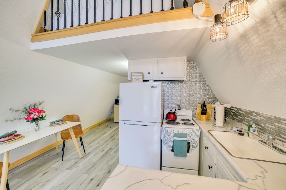 Cozy Cabin w/ Fire Pit: Walk to Lake Taneycomo!