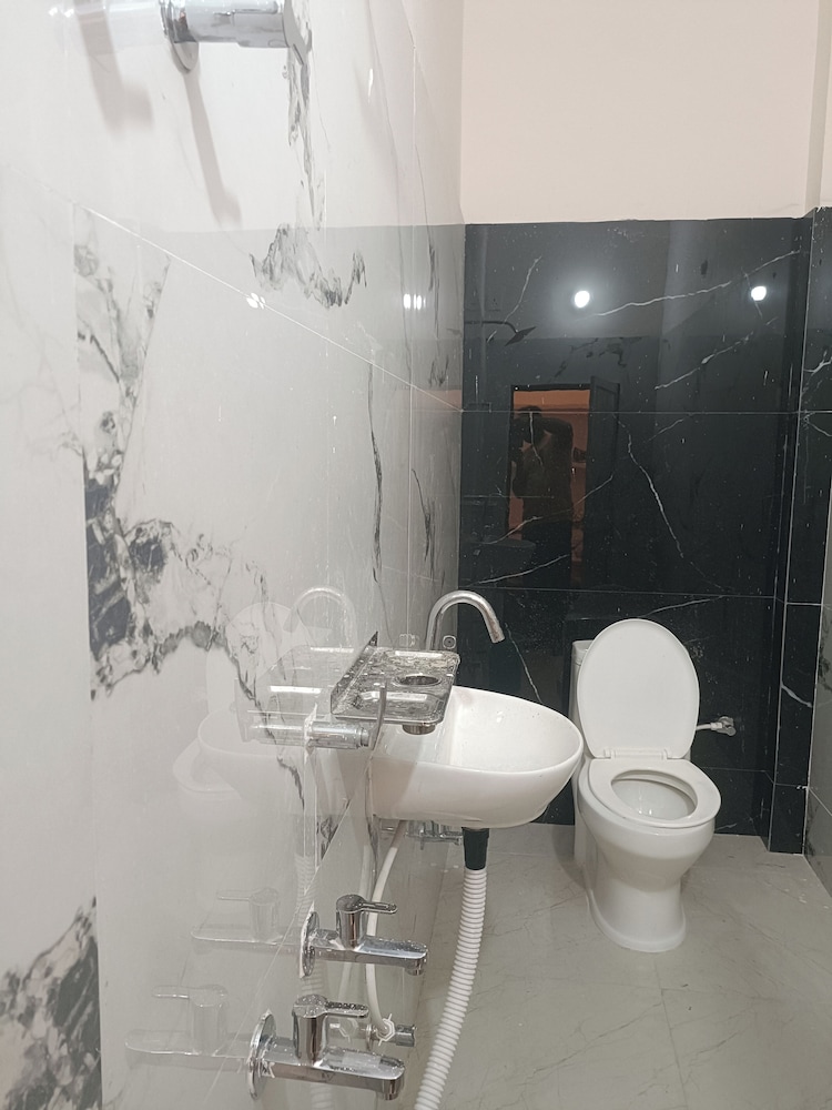 Madhur Kunj Guest House Pick and Drop