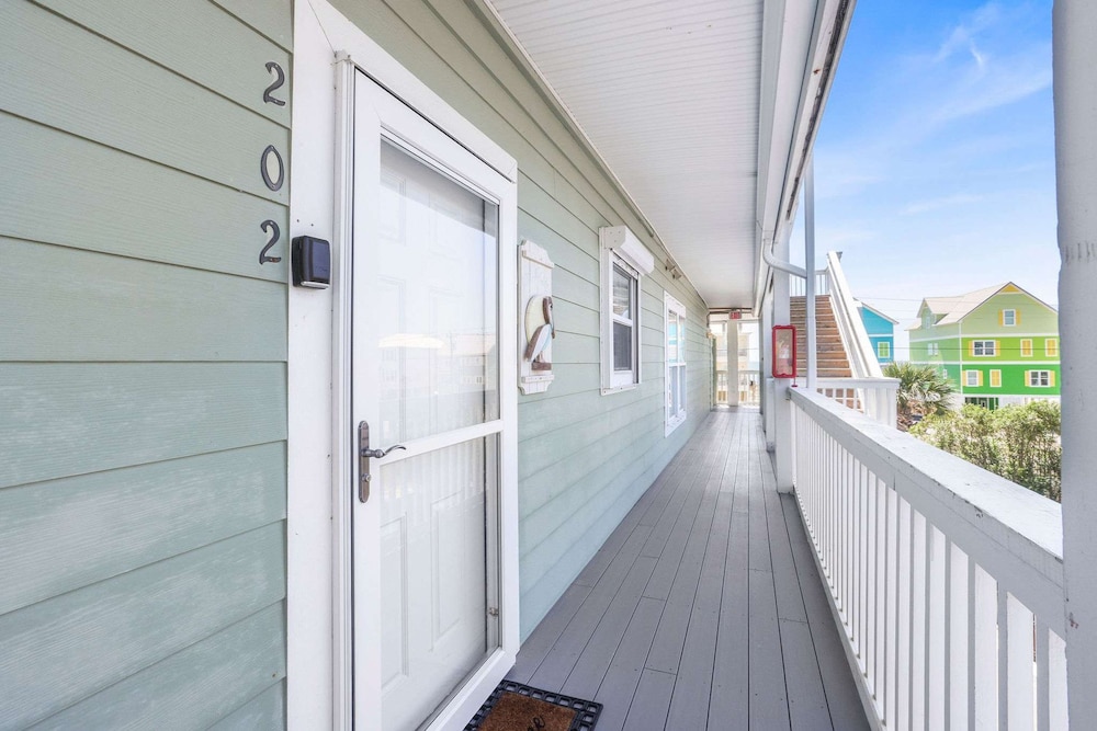 Lagoon Landing 202- Beautifully Decorated Condo With Balcony Pool Steps to Beach Lagoon