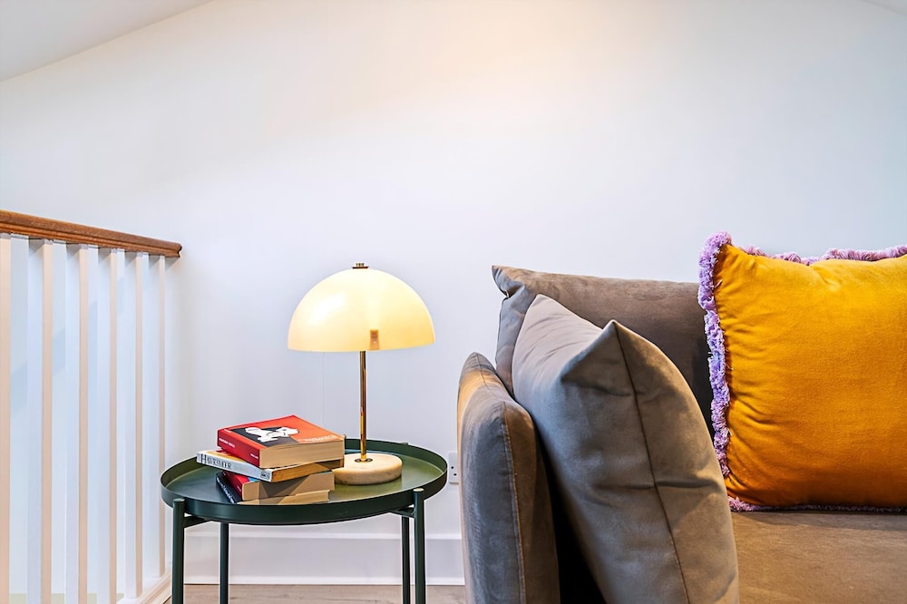 Stylish Chelsea Flat With Luxe Comfort & Charm