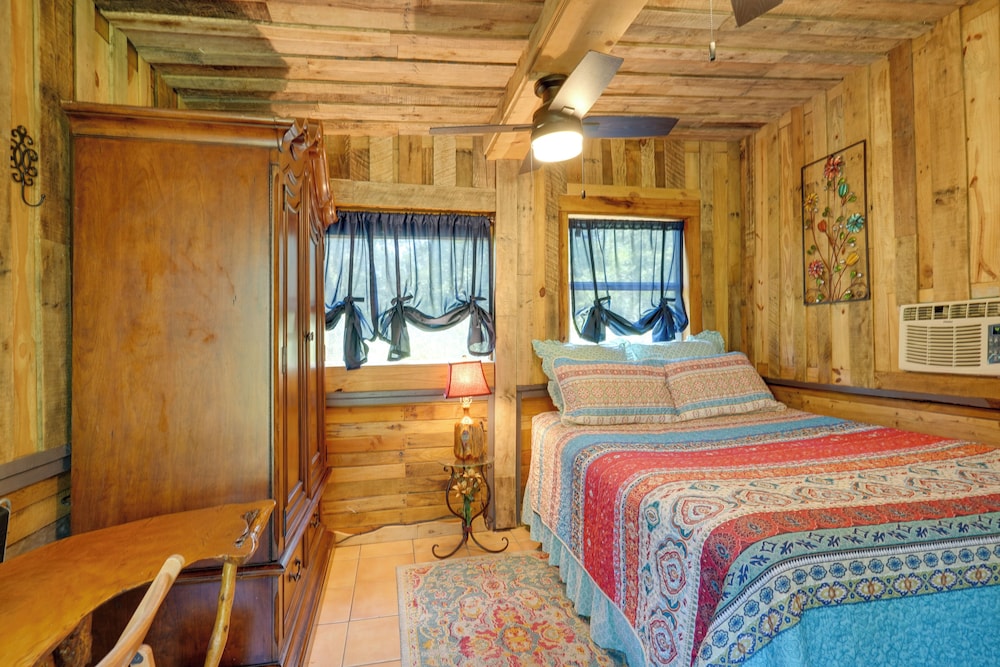 Glamping-style Cabin on 20-acre Farm Near Lutz!