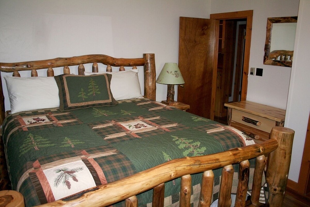 Mountain Pine Cabin With Personal Hot Tub - Dog-friendly! 3 Bedroom Cabin - #20-NCD0296 view 2