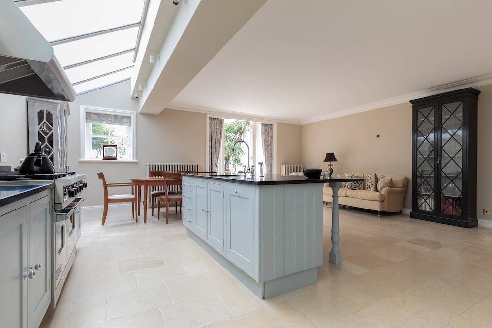 Earl's Court Square XI by Onefinestay