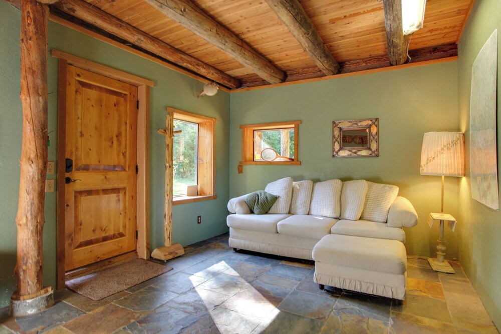 Cozy Easton Cabin w/ Wenatchee Nat'l Forest Views! view 4
