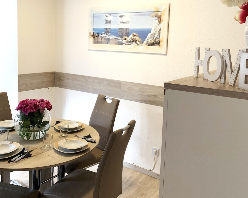 Spacious Flat Near Hiking Trails