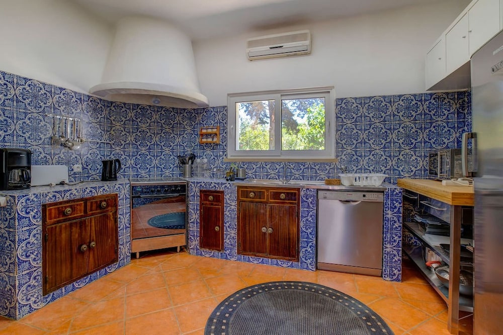 Casa Ninho Spacious 5 Bedroom Villa in an Enviab