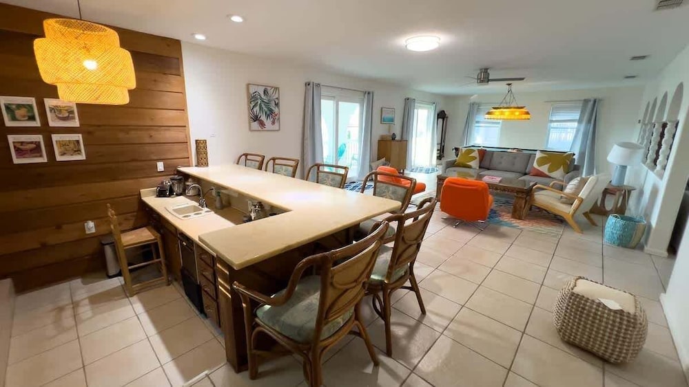 Fun Retro Island Vibe Sleeps 17 Beach 1 Block 4 Bedroom Home