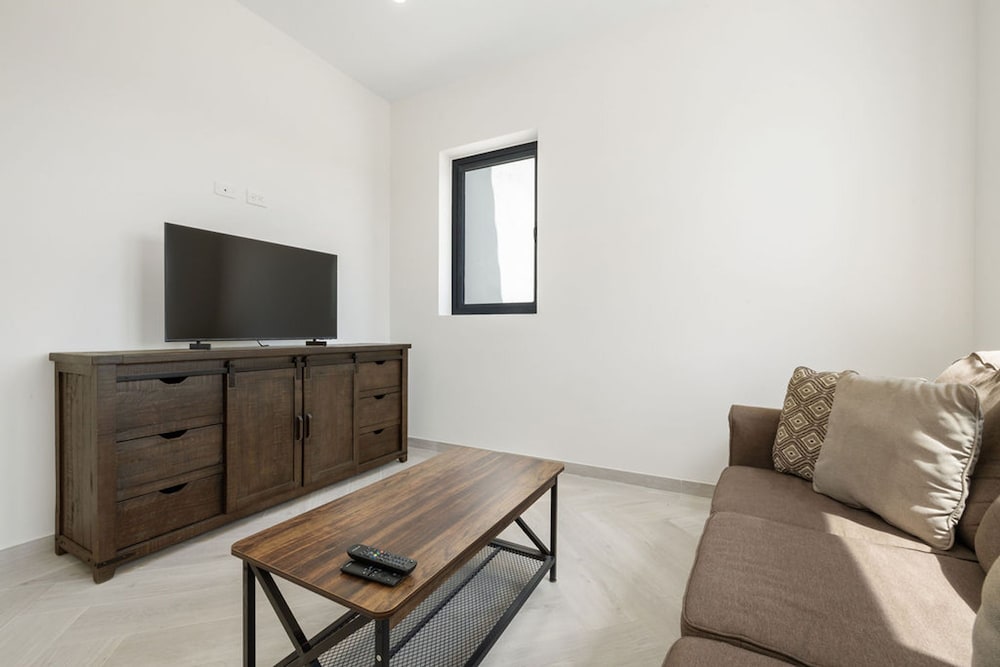 NEW Walk 2 Beach - 5BR Bonusroom w Pool Office