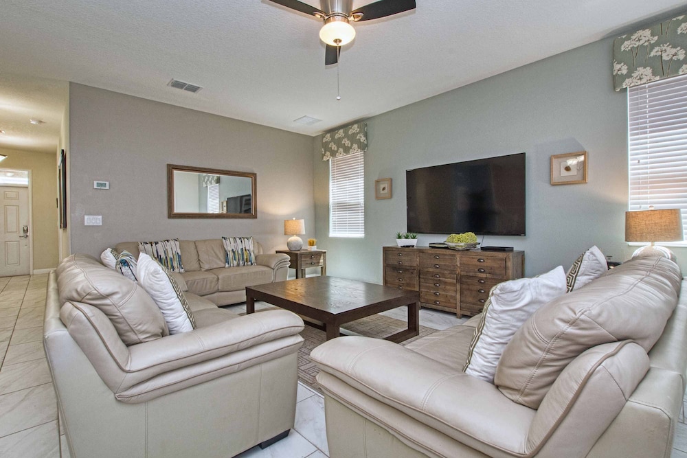 Beautiful Home With Private Pool in Champions Gate