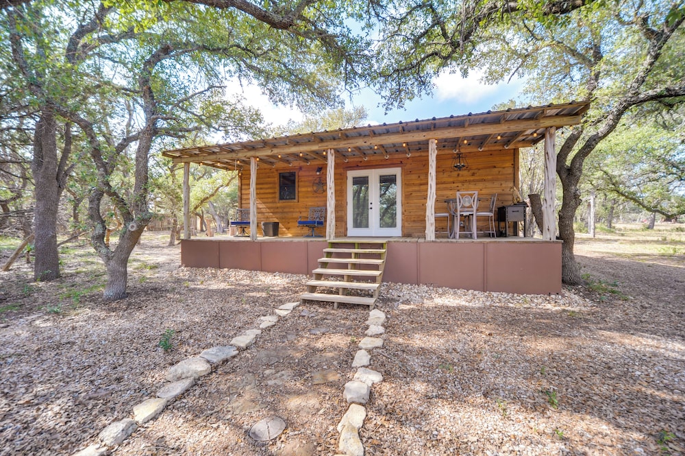 11 Mi to LBJ State Park - Couples Cabin Retreat!
