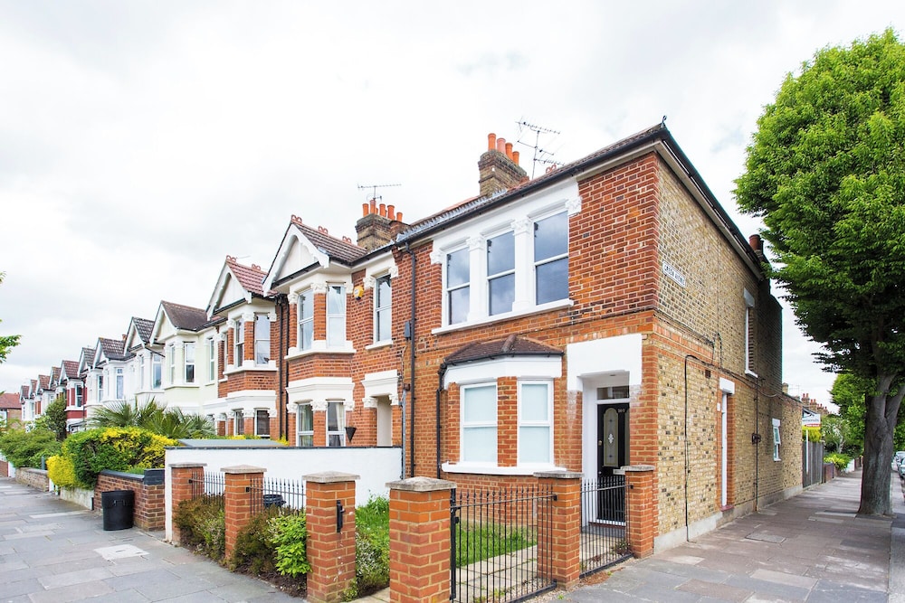 JOIVY 2-bed flat in West London