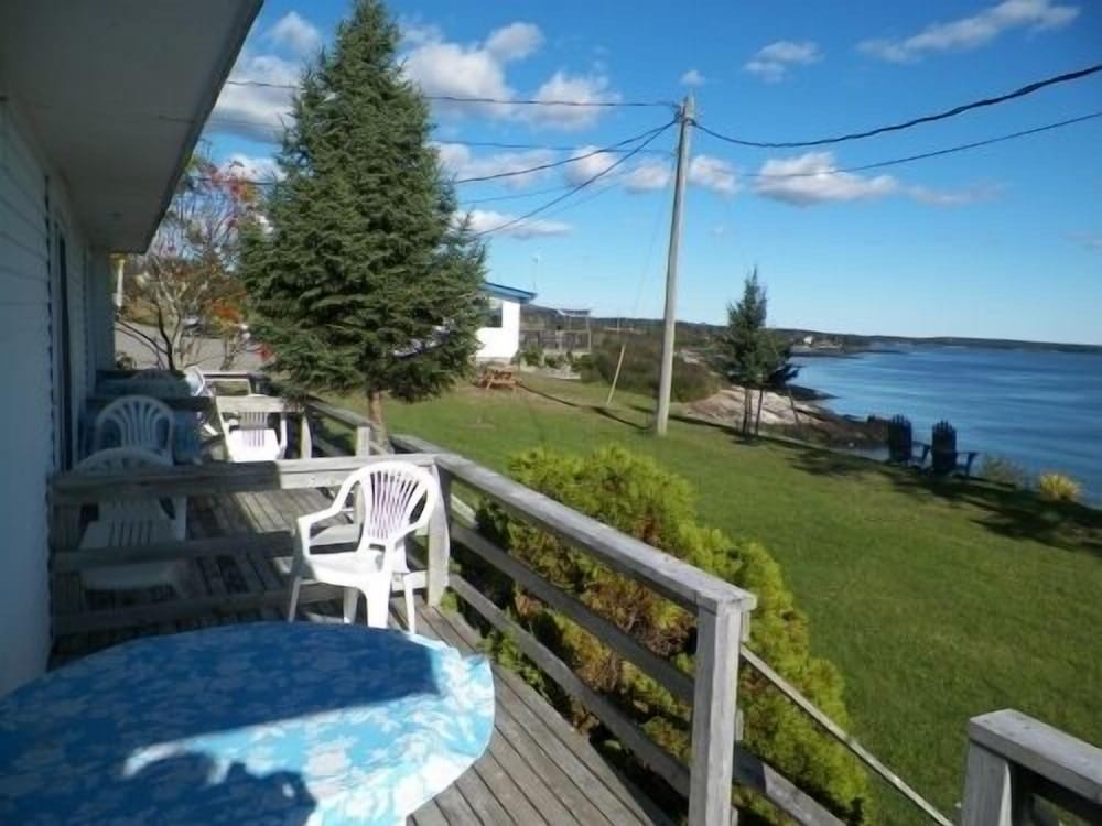 Baybreeze Restaurant and Motel